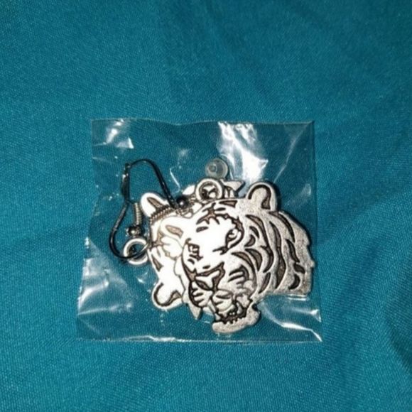 Sterling Silver hooks stainless steel tiger detailed earrings new - Picture 3 of 5